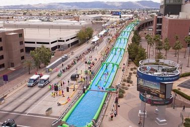 ภาพนิ่งน้ำทำให้พองยักษ์สีเขียว, สนุกสุดเหวี่ยง 1,000 Ft Inflatable Giant Slide