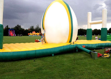 PVC Tarpaulin Inflatable เกมแบบโต้ตอบสีเขียวและสีขาว 10.07x3.7m