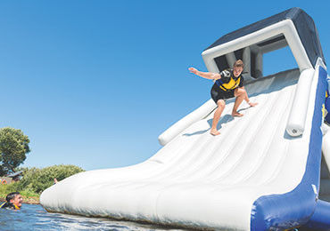 Wake Island สวนน้ำพุที่มีความทนทานสีน้ำเงิน Inflatable Aqua Park สำหรับทะเล