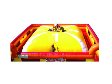สีเหลือง / สีแดงเกม Inflatable กลางแจ้ง Inflatable นุ่มภูเขาสำหรับเด็กแข่ง
