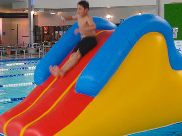 0.9 มิลลิเมตร PVC Inflatable Aqua Park หลักสูตรอุปสรรคน้ำ Inflatable สำหรับเด็ก