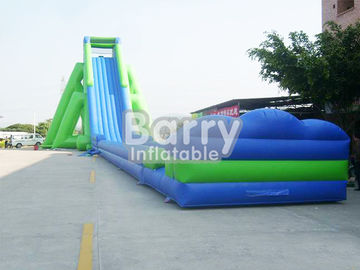 สีเขียวและสีฟ้ายักษ์ Inflatable สไลด์ PVC วัสดุสไลด์ทำให้พองมากสำหรับสนามหญ้า