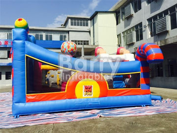 6 * 5.7 * 4.3 เมตร Bouncy Castle พองลมสวนสนุกสำหรับเด็กพร้อมด้วยองค์ประกอบกีฬา
