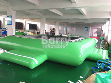 ของเล่นน้ำที่ทำจากยางสีเขียวแทรมโพลีนน้ำสำหรับอุปกรณ์สวนน้ำแบบลอยตัว