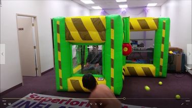 Indoor Indoor Inflatable เกมแบบโต้ตอบ / inflatable Dunk ถังระบบสำหรับเด็ก