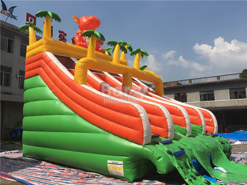 PVC ไดโนเสาร์ Double Inflatable Water Slide สำหรับสระว่ายน้ำพร้อม Landing Bed