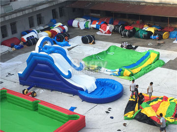 พาณิชย์ยักษ์ Pvc Tarpaulin สไลด์น้ำ Inflatable กับสระว่ายน้ำที่กำหนดเอง