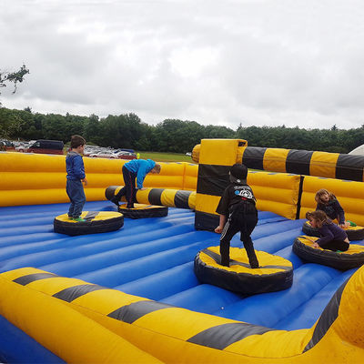 เกม Meltdown Inflatable แบบโต้ตอบกีฬากลางแจ้ง Inflatable Sweeper 8 * 8m