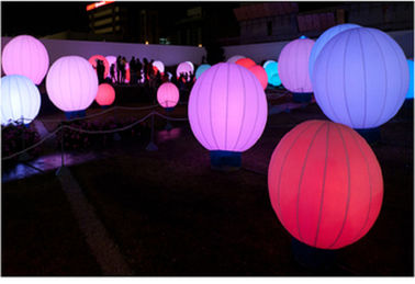 เหตุการณ์ Inflatable โฆษณาผลิตภัณฑ์ Led บอลลูนที่มีสีสันทำให้พื้นดิน