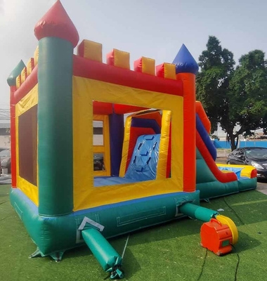 PVC ประเภทพาณิชย์เด็ก โลโก้ตามสั่ง น้ําหรือแห้ง ปราสาท บันซ้อนบ้านกับสไลด์ สนุกสนานของเล่น