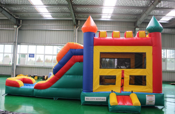 PVC ประเภทพาณิชย์เด็ก โลโก้ตามสั่ง น้ําหรือแห้ง ปราสาท บันซ้อนบ้านกับสไลด์ สนุกสนานของเล่น