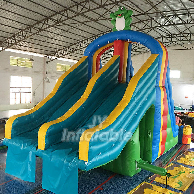 PVC ที่น่าสนใจสไลด์เด้งพองกลางแจ้งขนาดเล็กกบสไลด์สนามเด็กเล่นทำให้พอง