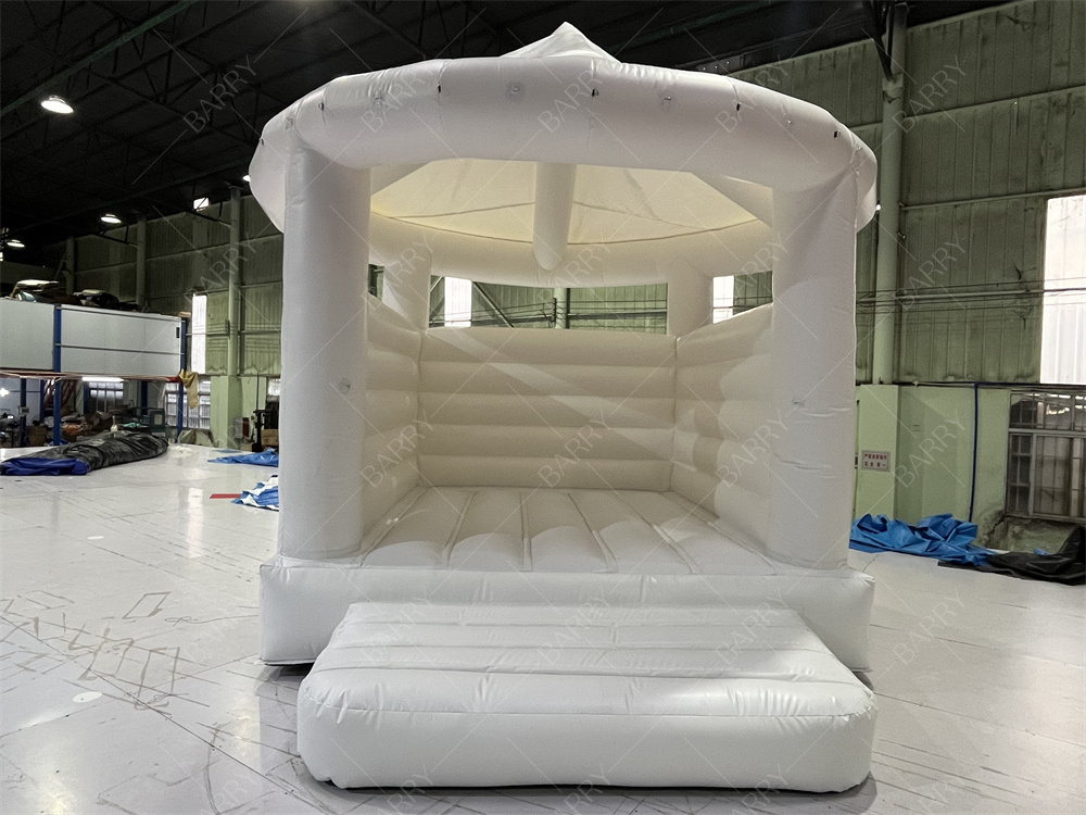 บ้านเป่าลมในร่มสีขาวขนาด 5x4.5x4.5 เมตร พร้อมฝาครอบ บ้านกระโดดเป่าลมสำหรับงานแต่งงาน
