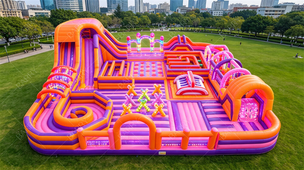 Neon Party Inflatable Fun City ลงแสง LED ทั้งหมดในหนึ่ง สนามพุ่งและอุปสรรคพร้อมสไลด์ PVC ประกอบการค้า สําหรับตลาดกลางคืน งานศูนย์การค้า และงานเลี้ยงที่มีธีม