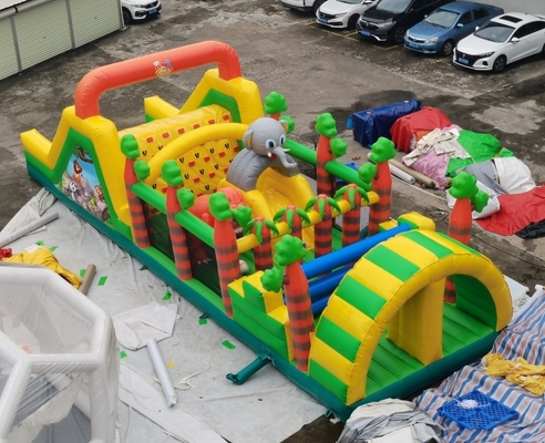 0.55mm PVC Animal Inflatable Obstacle Course พร้อมของเล่น 15 * 5 * 4.5m