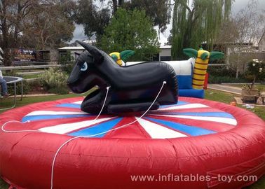 สวนสนุกเกมกีฬาพองยักษ์ปศุสัตว์ Rodeo เครื่องกลกับที่นอนพอง