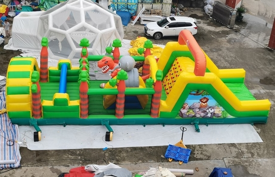 Tarpaulin Inflatable Obstacle Course พร้อมสัตว์ไดโนเสาร์ Trampoline Insane Run Obstacles