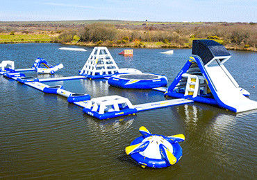 Wake Island สวนน้ำพุที่มีความทนทานสีน้ำเงิน Inflatable Aqua Park สำหรับทะเล