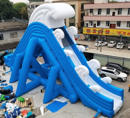 ธีมการ์ตูนสไลด์น้ำทำให้พองยักษ์สำหรับผู้ใหญ่วัสดุผ้าใบกันน้ำ PVC กลางแจ้ง