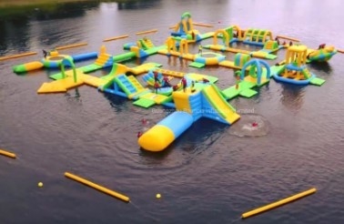 สนามน้ําลอยลอยลอยลอยกลางแจ้ง 0.9 มม PVC เกมน้ําลอย