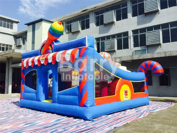 6 * 5.7 * 4.3 เมตร Bouncy Castle พองลมสวนสนุกสำหรับเด็กพร้อมด้วยองค์ประกอบกีฬา