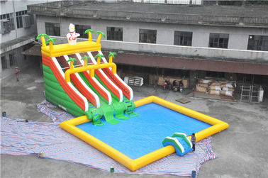 บิ๊กซูเปอร์แมนที่มีอากาศสูงทำให้พองด้วยสวนสไลด์เพื่อความบันเทิง