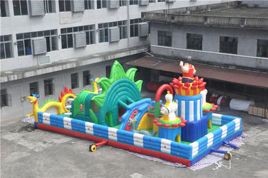สนามเด็กเล่นที่มีลมเป่าลมขนาด 15x8 ม. พร้อมด้วยสิ่งกีดขวางด้านโลโก้ / สนามหลังบ้าน