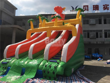 PVC ไดโนเสาร์ Double Inflatable Water Slide สำหรับสระว่ายน้ำพร้อม Landing Bed
