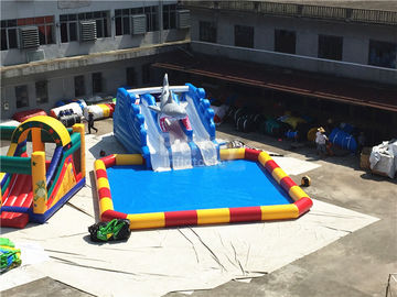 กลางแจ้งขนาดใหญ่ที่น่าอัศจรรย์แบบพกพาระเบิดสไลด์อย่างชาญฉลาด Inflatable Floating Water Park