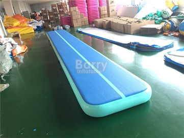 เสื่อกีฬากลางแจ้ง Trampoline พองติดตามเกลือกกลิ้งสำหรับโรงยิม OEM ODM