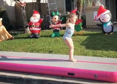สาวพรรคของขวัญสีชมพูพองลมติดตามเสื่อออกกำลังกายสำหรับยิมนาสติกหรือเต้นรำหลีกเลี่ยงบาดเจ็บ