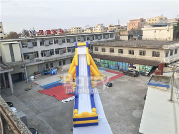 สวนสาธารณะกลางแจ้งสไลด์น้ำทำให้พองเชิงพาณิชย์สีเหลืองขนาดใหญ่พร้อมสระว่ายน้ำ