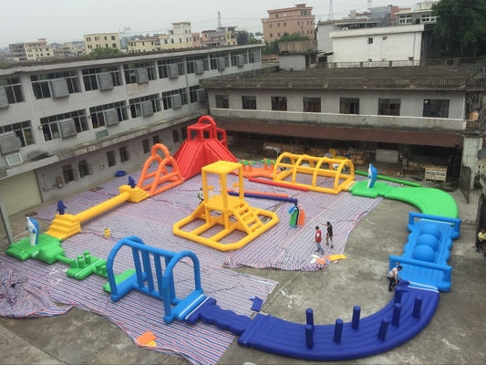 เกรดเชิงพาณิชย์ Water Floating Aqua Park สวนสนุก Inflatable Floating Water Park