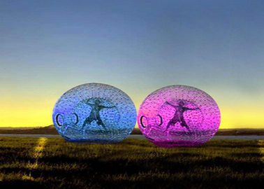 เด็กสองคนข้างในเด็กพองของเล่นฟุตบอลบอดี้ฟุตบอล Zorb Ball